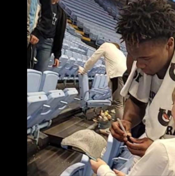 Hat unc signed - Picture 2 of 2